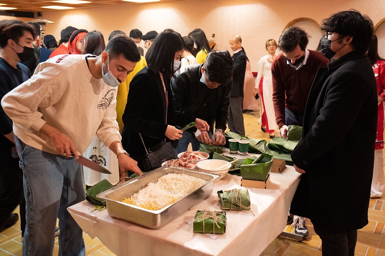 Vietnamese Students Enjoy Chung Cake Day in France