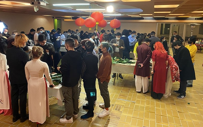 vietnamese students enjoy chung cake day in france