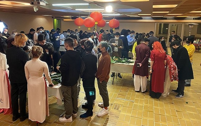 Vietnamese Students Enjoy Chung Cake Day in France