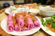 Dragon fruit-flavored rice paper rolls, Hanoi's new choice for foodies