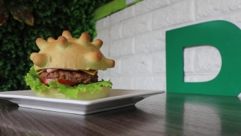 Coronaburger: Vietnamese food twist for foodies (Video)