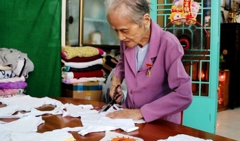 The 95-year-old who makes free face masks for the poor