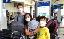 hundreds of american protests against coronavirus lockdowns amid the pandemic