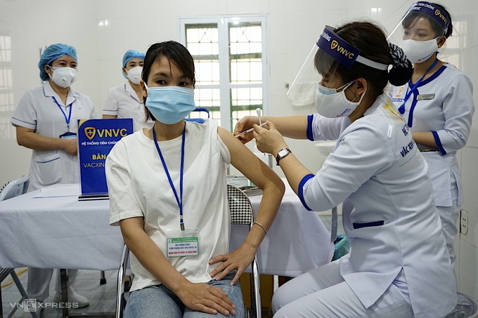 Hanoi starts vaccinating over 7,000 first-responders