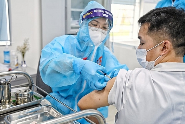 Vietnam recruits middle-aged volunteers for indigenous COVID-19 vaccine's human trial