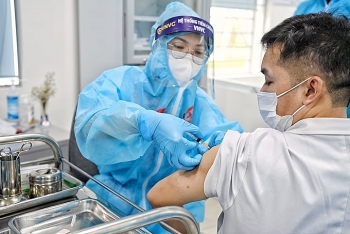 hanoi starts vaccinating over 7000 first responders