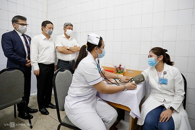 Vietnam records nearly 1,000 COVID-19 vaccinated first responders