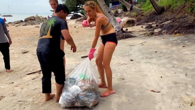Video of Russian girl willing to collect trash on Phu Quoc beach going viral on Vietnam's internet