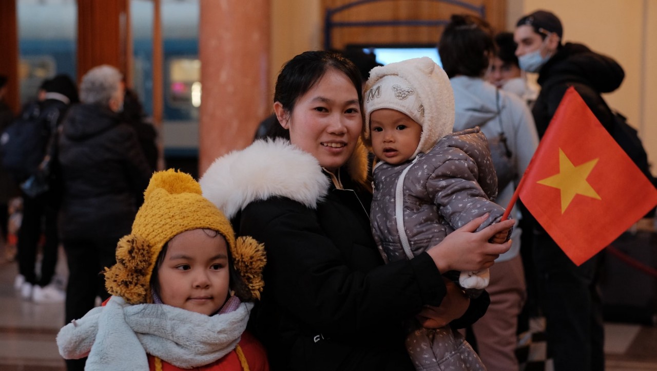 Volunteers at Ukraine border: 'Because we are compatriots'