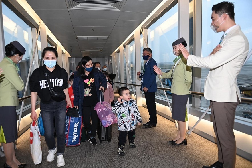 Volunteers at Ukraine border: 'Because we are compatriots'