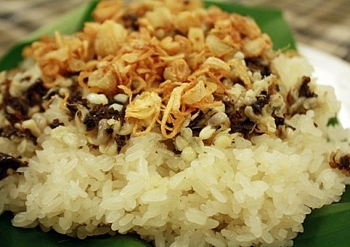 Steam glutinous rice with ant egg: an exotic taste for foodies