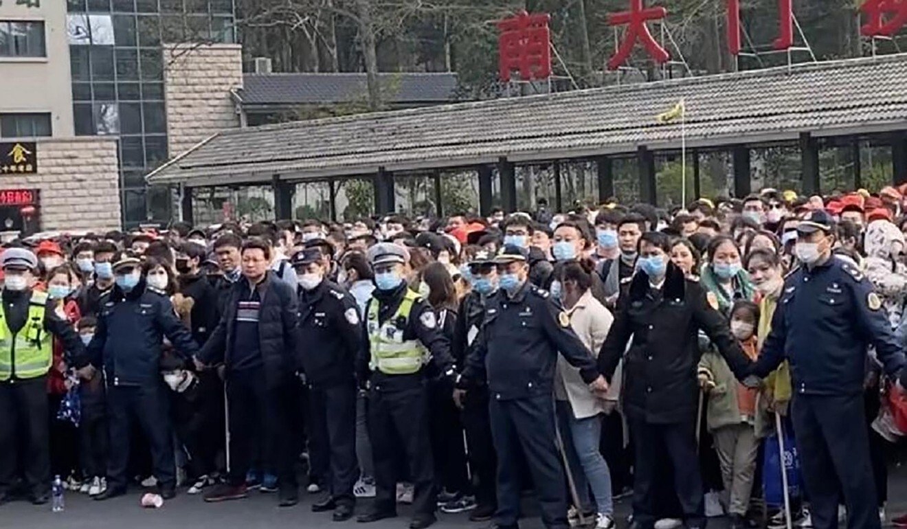 chinese flocks to tourist sites as the country easen lockdown despie warnings