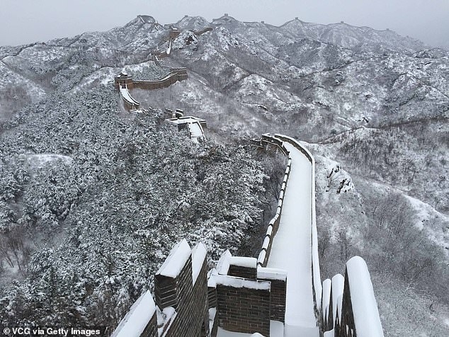 chinese flocks to tourist sites as the country easen lockdown despie warnings