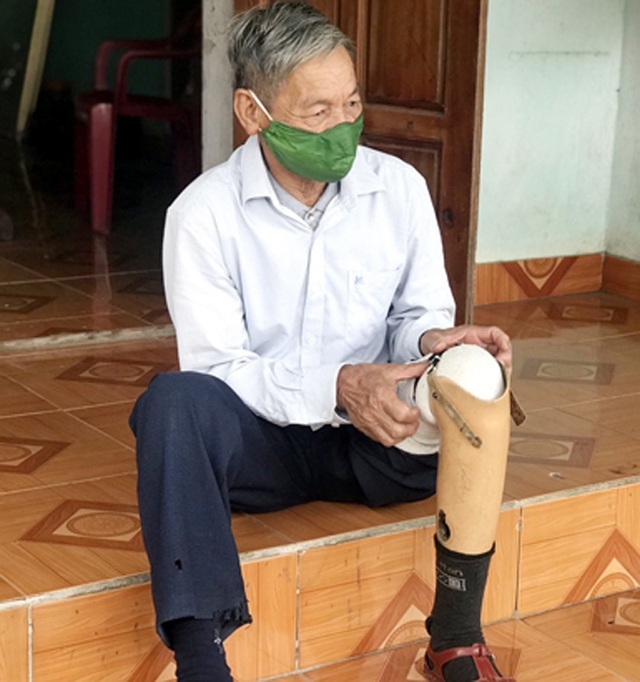 vietnamese veteran with prosthetic leg volunteers to join in covid 19 test station