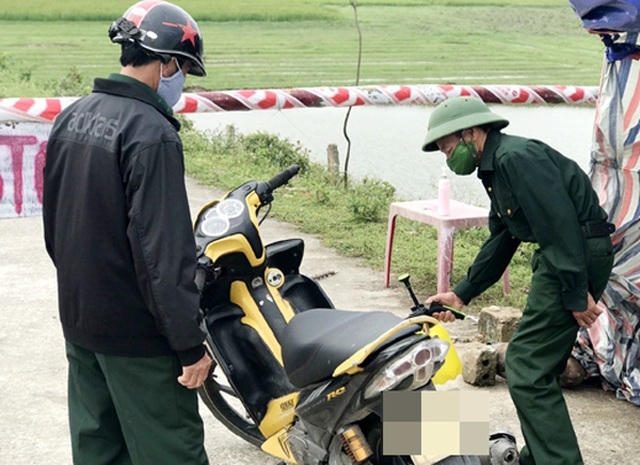 vietnamese veteran with prosthetic leg volunteers to join in covid 19 test station