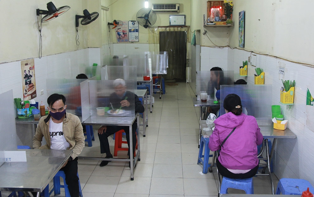 hanoi restaurants install table partitions to curb covid 19