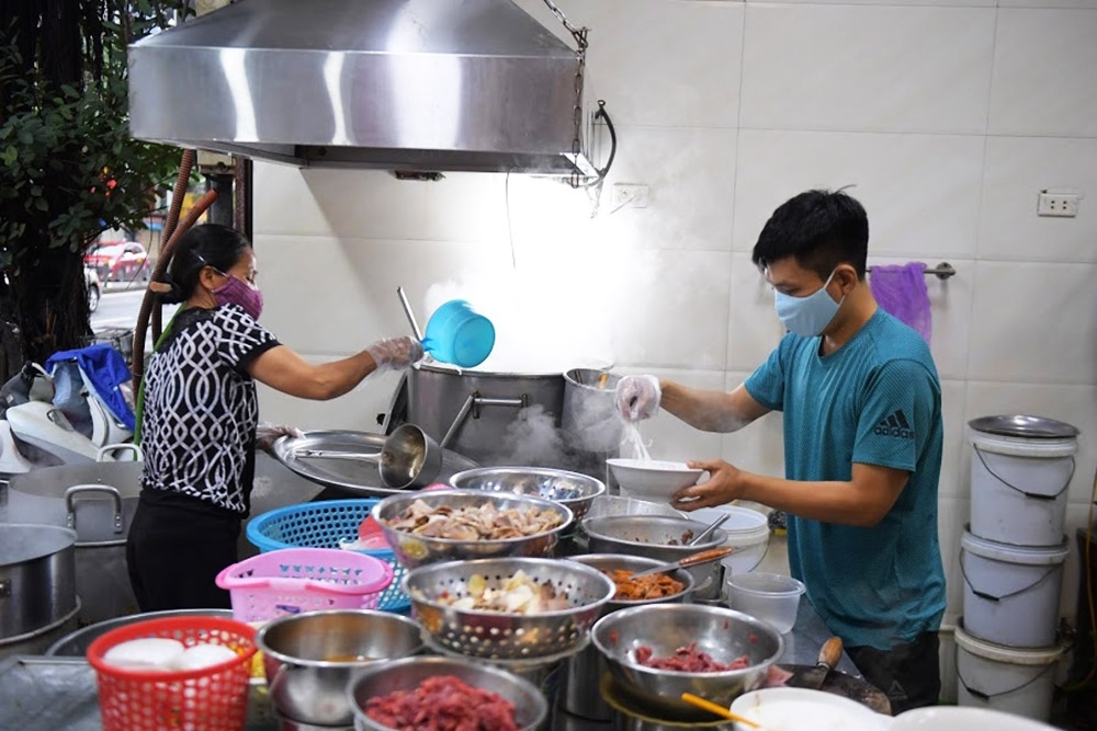 hanoi restaurants install table partitions to curb covid 19