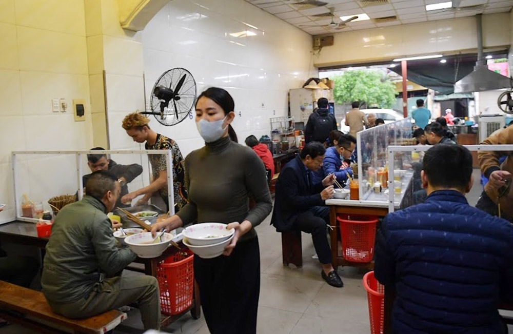 hanoi restaurants install table partitions to curb covid 19