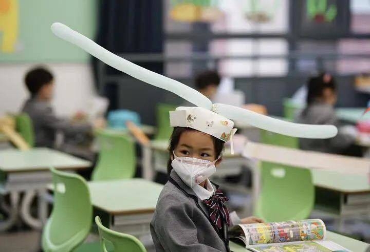 chinese primary students return schools with self made distancing hats