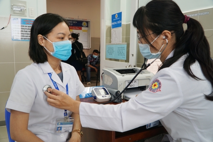Covid-19 vaccine injection and testing speed in Vietnam