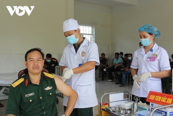 Frontline officers, soldiers in central Vietnam get prioritized Covid-19 vaccines