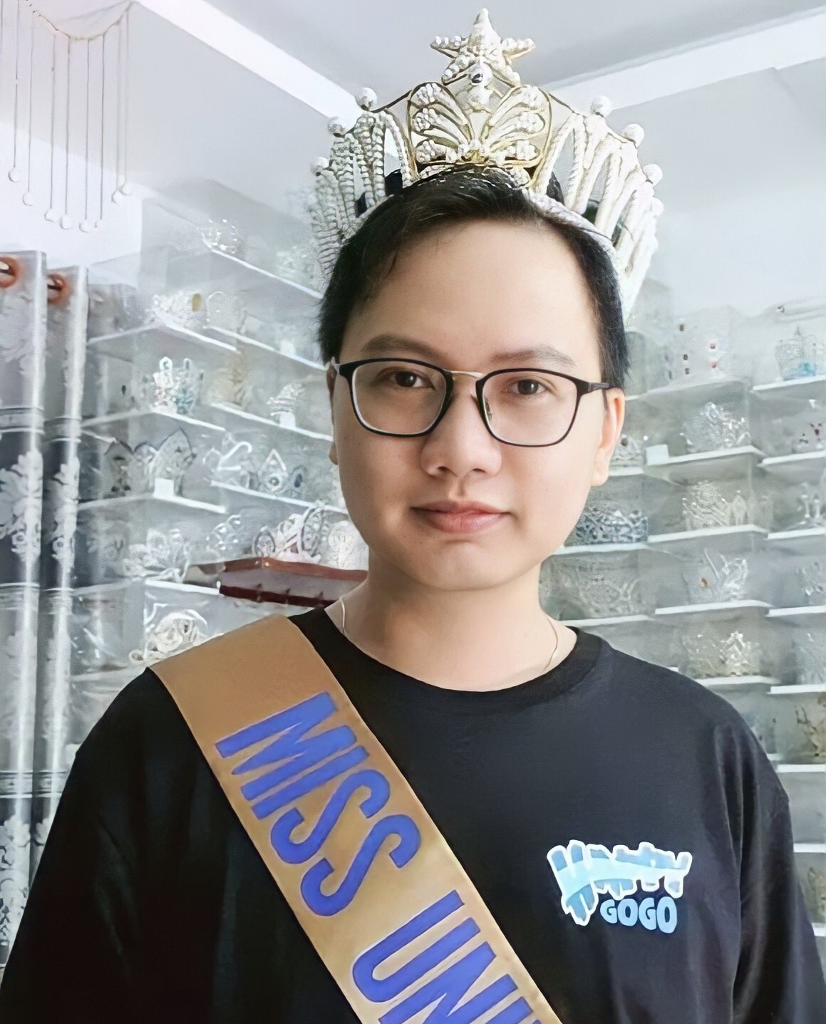 Impressive paper tiara collection of Vietnamese guy