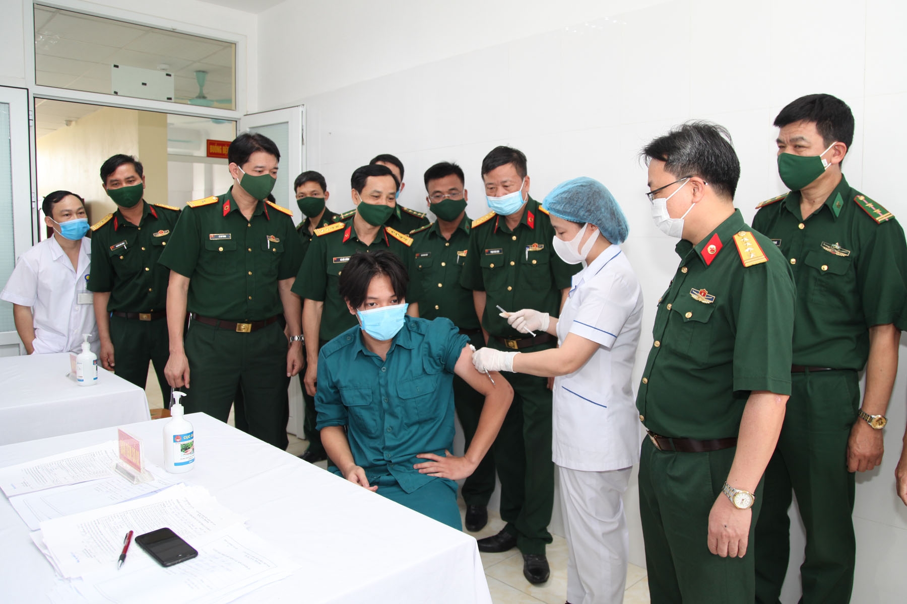 Over 420 officers, soldiers in Quang Ninh get prioritized Covid-19 vaccine