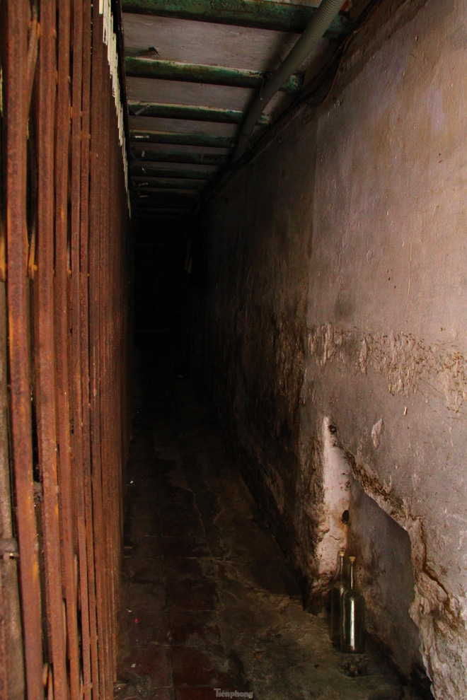 A peek into super narrow alleys in Hanoi Old Quarter