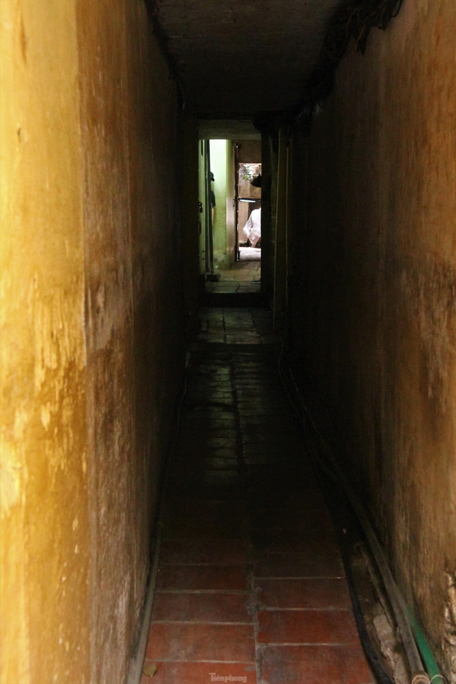 A peek into super narrow alleys in Hanoi Old Quarter