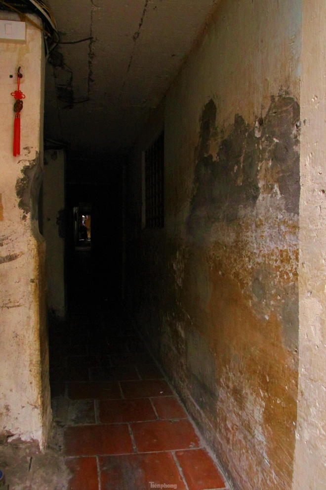 A peek into super narrow alleys in Hanoi Old Quarter