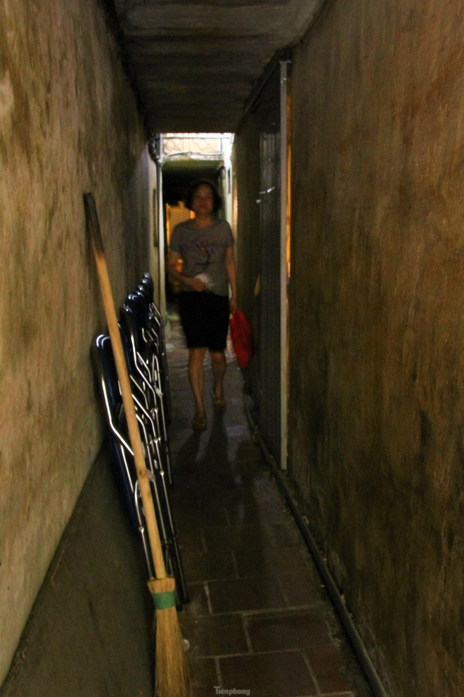 A peek into super narrow alleys in Hanoi Old Quarter