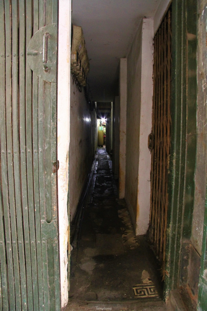 A peek into super narrow alleys in Hanoi Old Quarter