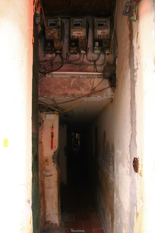 A peek into super narrow alleys in Hanoi Old Quarter