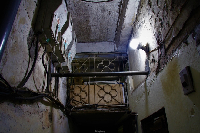 A peek into super narrow alleys in Hanoi Old Quarter