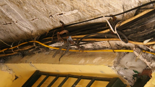 A peek into super narrow alleys in Hanoi Old Quarter