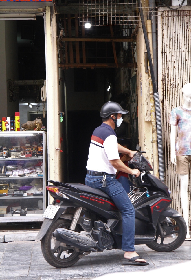 A peek into super narrow alleys in Hanoi Old Quarter