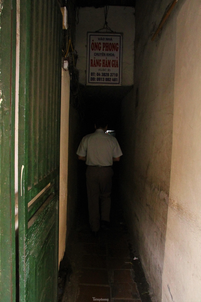 A peek into super narrow alleys in Hanoi Old Quarter