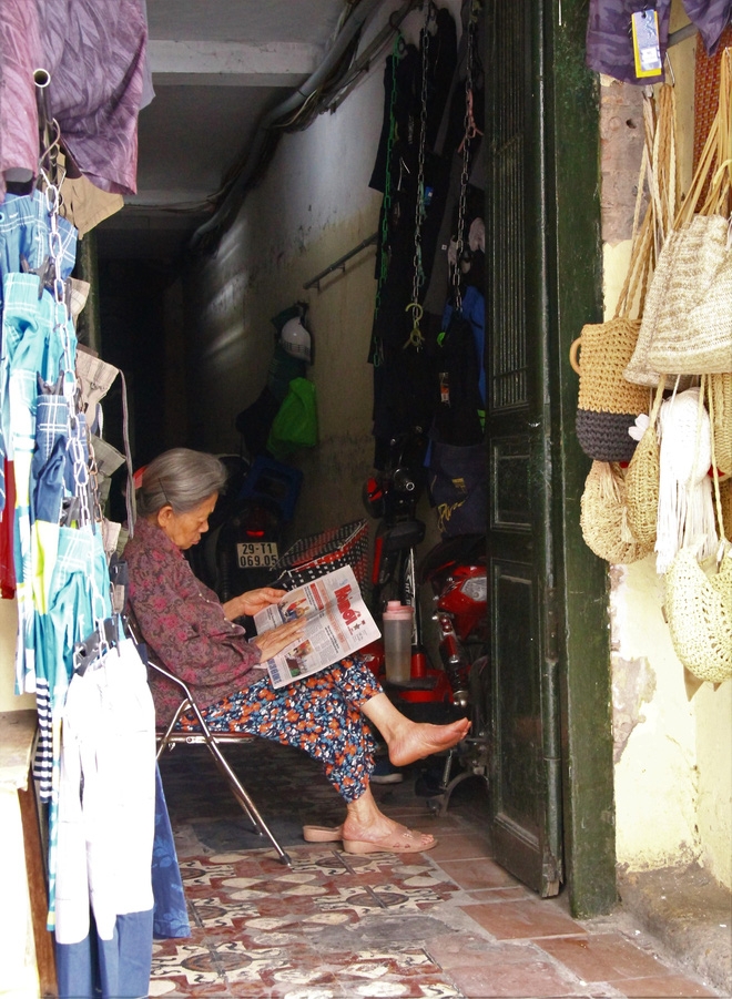 A peek into super narrow alleys in Hanoi Old Quarter