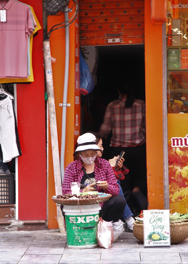 A peek into super narrow alleys in Hanoi Old Quarter