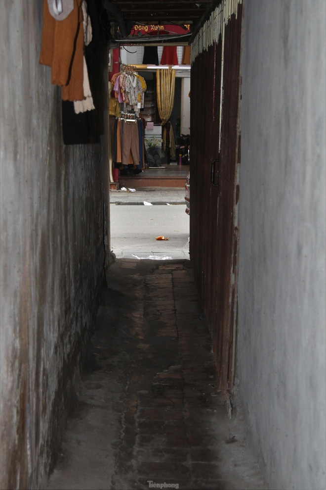 A peek into super narrow alleys in Hanoi Old Quarter