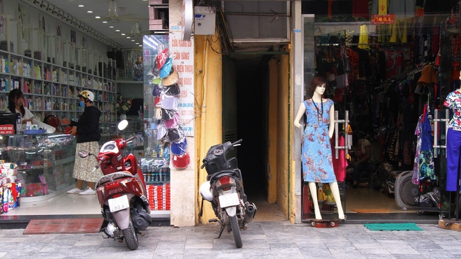 A peek into super narrow alleys in Hanoi Old Quarter