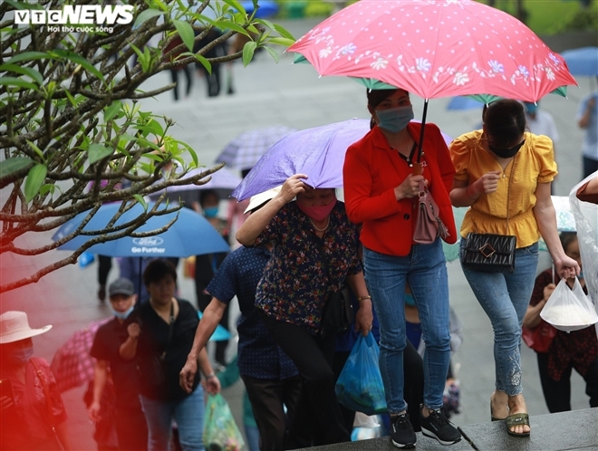 In photos: Tourists brace drizzle, flock to Hung King's Temple