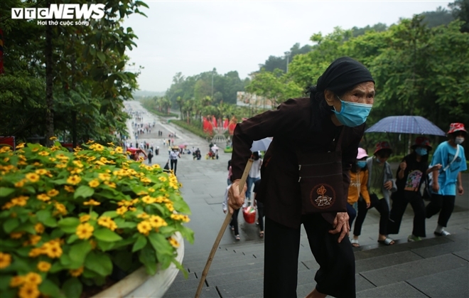 In photos: Tourists brace drizzle, flock to Hung King's Temple
