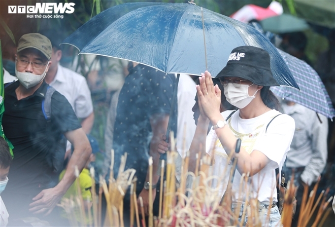In photos: Tourists brace drizzle, flock to Hung King's Temple