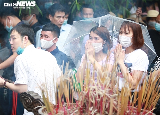 In photos: Tourists brace drizzle, flock to Hung King's Temple