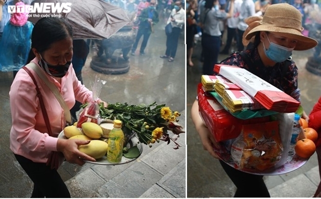 In photos: Tourists brace drizzle, flock to Hung King's Temple