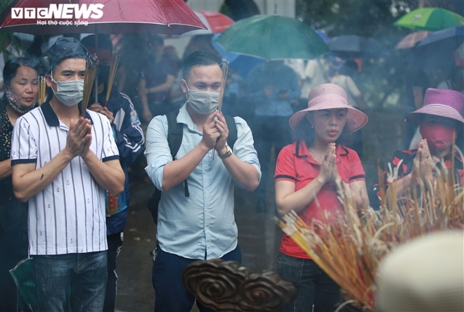 In photos: Tourists brace drizzle, flock to Hung King's Temple