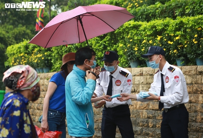 In photos: Tourists brace drizzle, flock to Hung King's Temple