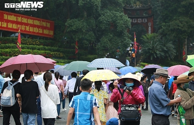 In photos: Tourists brace drizzle, flock to Hung King's Temple