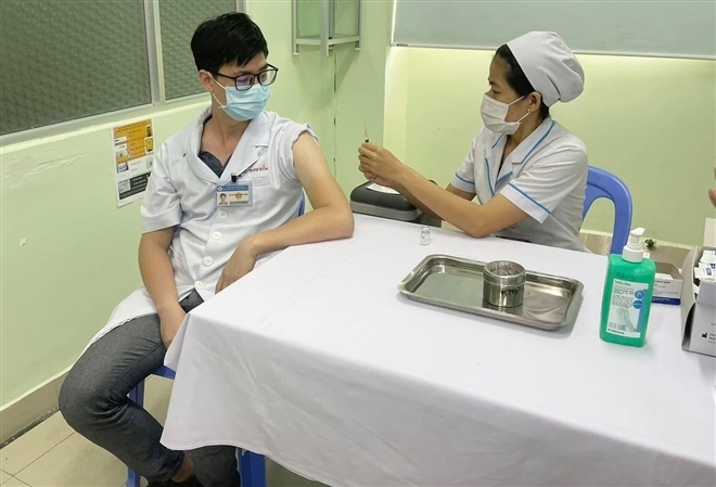 Vietnam hastens Covid-19 vaccination campaign out of expiration concerns